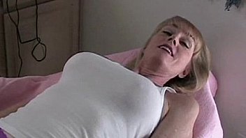 Женщина с огромными сисяндрами мастурбирует 145